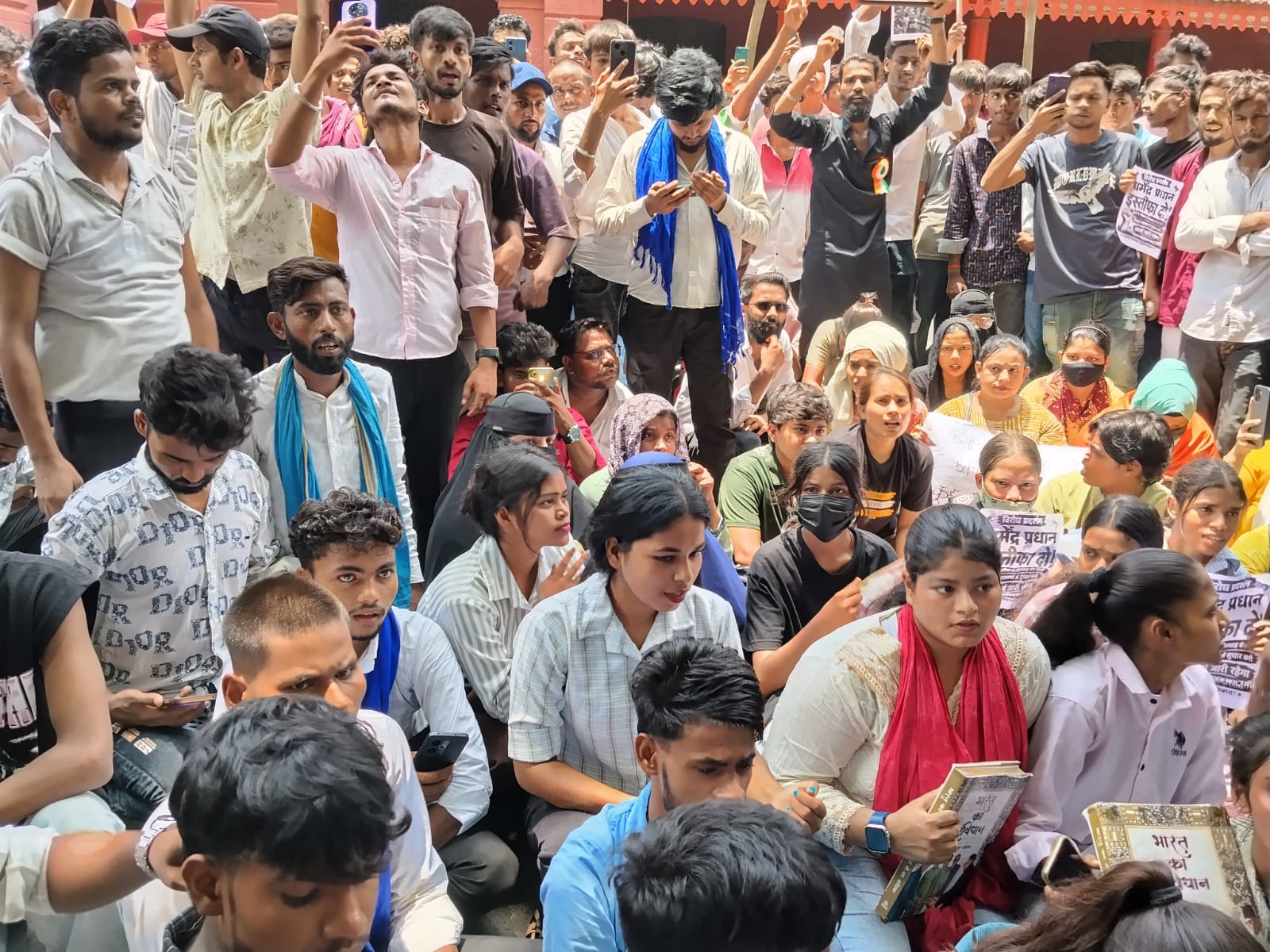 मछलीशहर तहसील गेट पर दिल्ली में हुए लाठी चार्ज के विरोध में प्रदर्शन करते अधिवक्ता। स्रोत-अधिवक