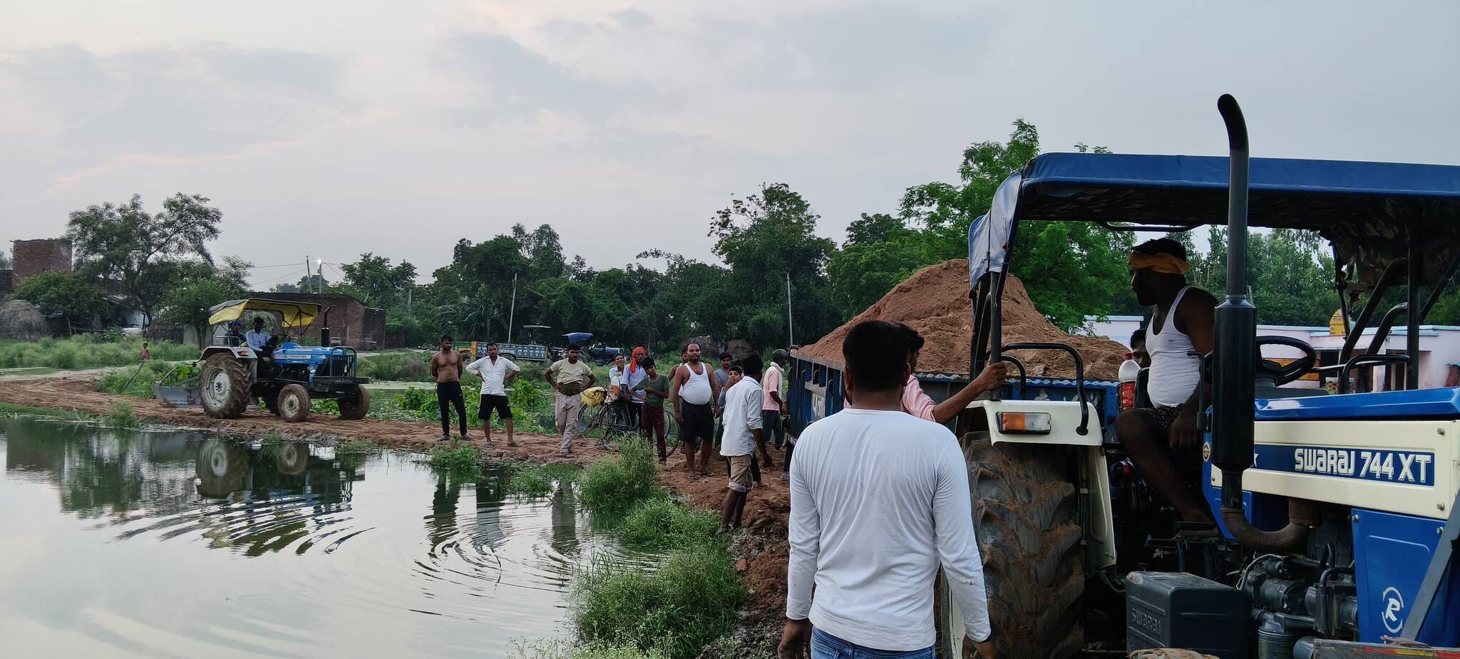 निगोही के गांव उदारा में सड़क बनाते ग्रामीण। स्रोत : ग्रामीण