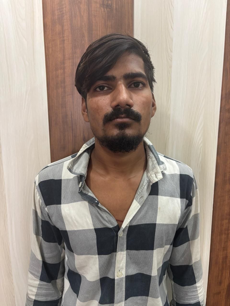 पुलिस की गिरफ्त में आरोपी। पुलिस की गिरफ्त में आरोपी।