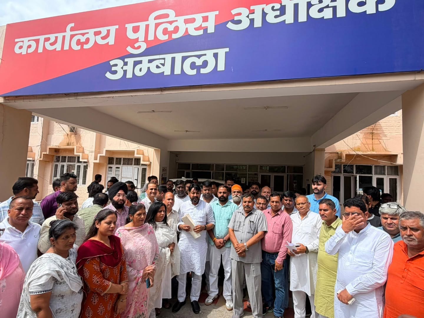 पॉलीटेक्निक चौक पर केंद्र सरकार का पीएम का पुतला फूंकते कांग्रेसीजन। संवाद