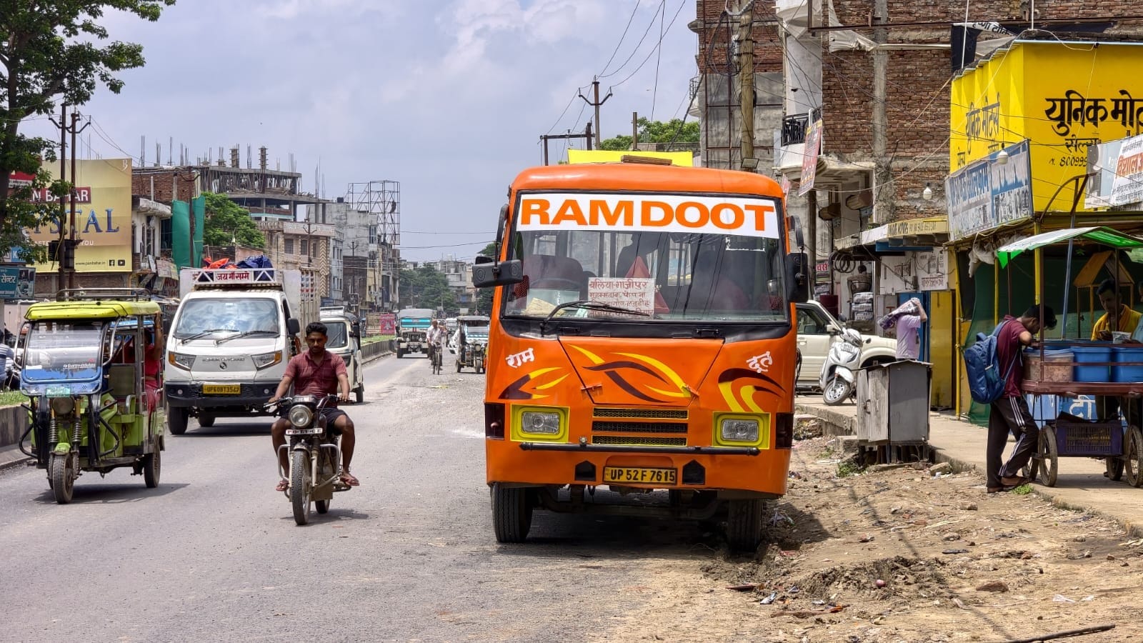 पड़ताल: माल्देपुर चौराहा पर सड़क के बीच वाहन को बनाते मिस्त्री।संवाद पड़ताल: माल्देपुर चौराहा पर सड़क के बीच वाहन को बनाते मिस्त्री।संवाद