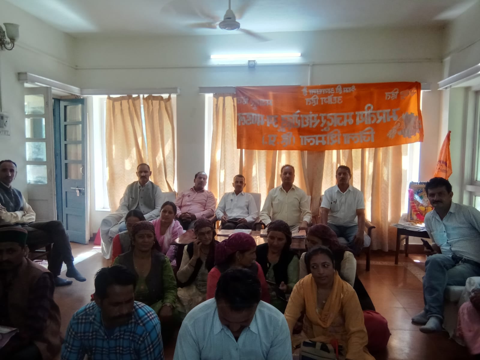 रोहडू में स्थापना दिवस मनाते भारतीय मजदूर संघ के पदाधिकारी। स्रोत: संघ रोहडू में स्थापना दिवस मनाते भारतीय मजदूर संघ के पदाधिकारी। स्रोत: संघ