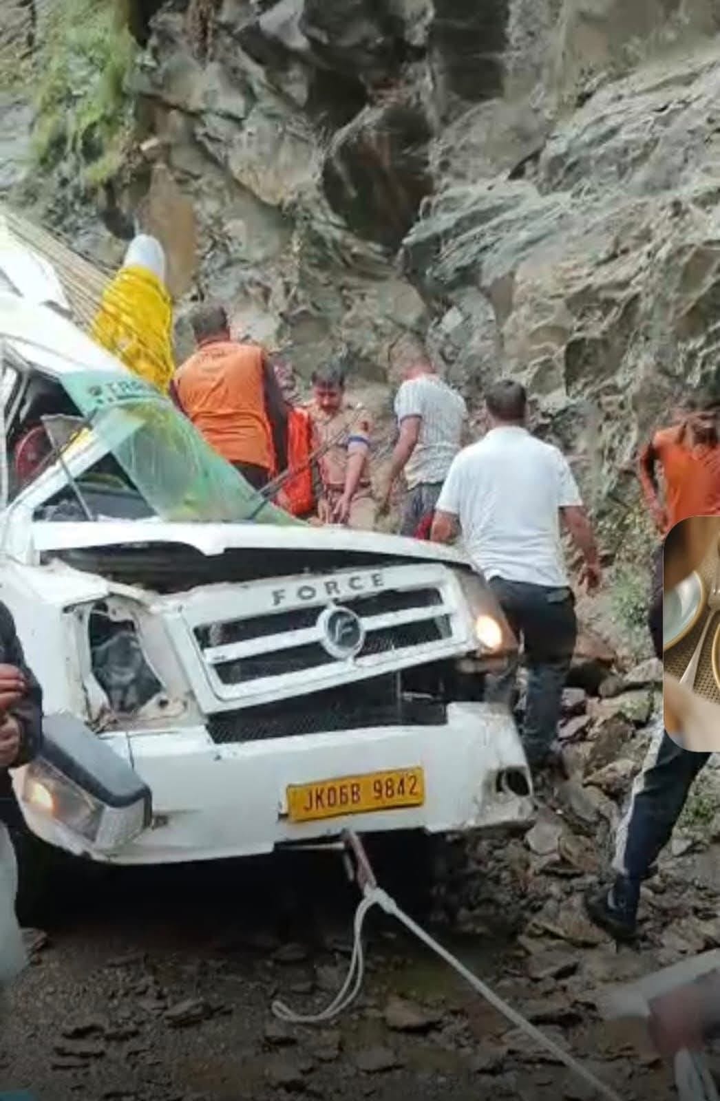 रामबन जिला के रामसू में एनएच-44 पर पत्थर गिरने से टेंपो दुर्घटनाग्रस्त, दंपति की मौत, चार घायल,