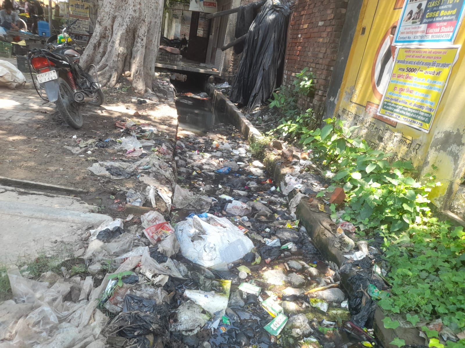 सीएम ग्रिड ग्रीन रोड पर खुला हुआ सीवर लाइन का ढक्कन। संवाद सीएम ग्रिड ग्रीन रोड पर खुला हुआ सीवर लाइन का ढक्कन। संवाद