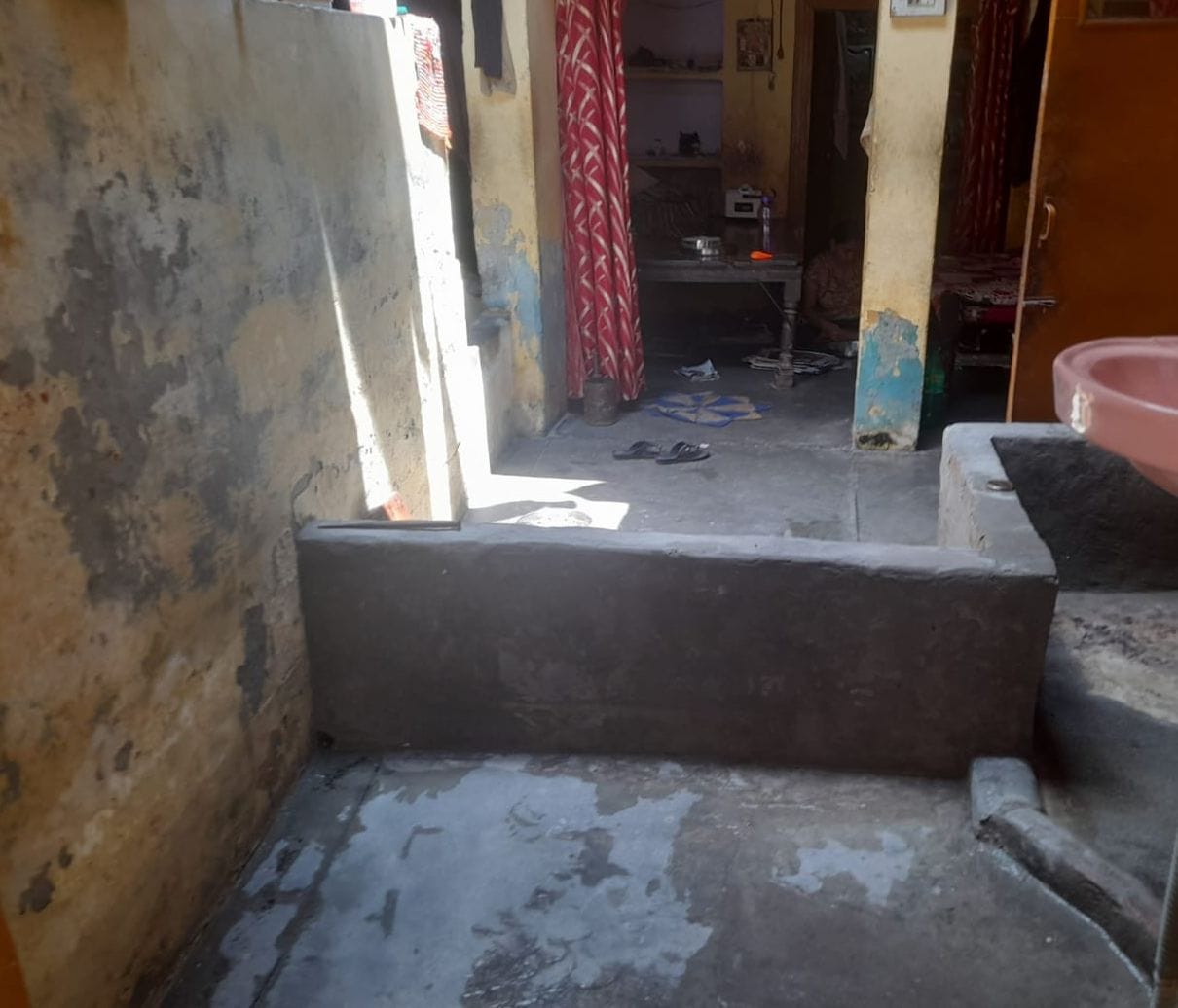 सीएम ग्रिड ग्रीन रोड पर खुला हुआ सीवर लाइन का ढक्कन। संवाद सीएम ग्रिड ग्रीन रोड पर खुला हुआ सीवर लाइन का ढक्कन। संवाद