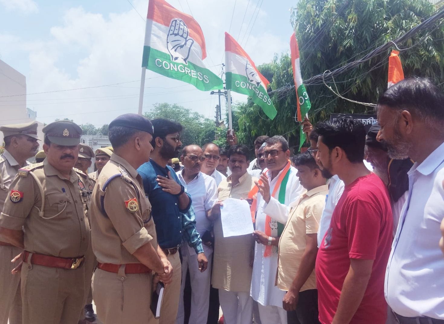 सपा जिलाध्यक्ष आशीष यादव को घर पर पुलिस ने नजर बंद कर दिया। स्रोत पार्टी सपा जिलाध्यक्ष आशीष यादव को घर पर पुलिस ने नजर बंद कर दिया। स्रोत पार्टी