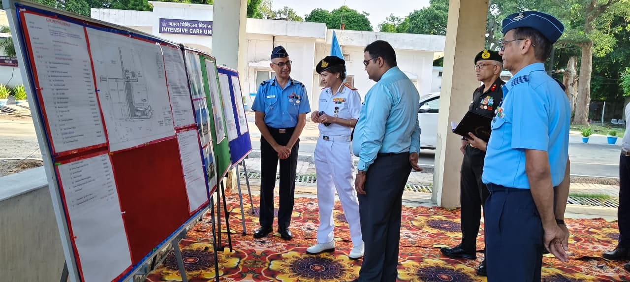 सर्जन वाइस एडमिरल आरती सरीन ने 7 वायुसेना अस्पताल का दाैरा सर्जन वाइस एडमिरल आरती सरीन ने 7 वायुसेना अस्पताल का दाैरा