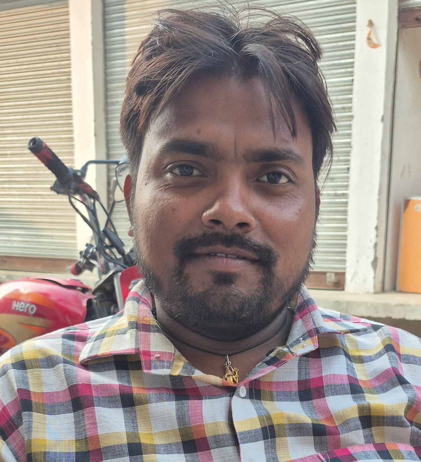 शहर के प्राथमिक विद्यालय यूनिवर्सल 3 में बरामदे में छत पर हो रही सीलन। संवाद शहर के प्राथमिक विद्यालय यूनिवर्सल 3 में बरामदे में छत पर हो रही सीलन। संवाद