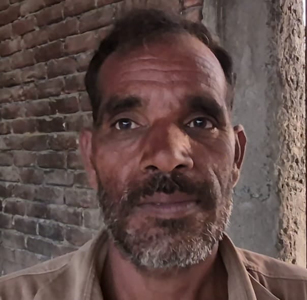 शहर के प्राथमिक विद्यालय यूनिवर्सल 3 में बरामदे में छत पर हो रही सीलन। संवाद शहर के प्राथमिक विद्यालय यूनिवर्सल 3 में बरामदे में छत पर हो रही सीलन। संवाद