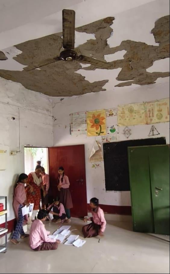 शहर के प्राथमिक विद्यालय यूनिवर्सल 3 में बरामदे में छत पर हो रही सीलन। संवाद शहर के प्राथमिक विद्यालय यूनिवर्सल 3 में बरामदे में छत पर हो रही सीलन। संवाद