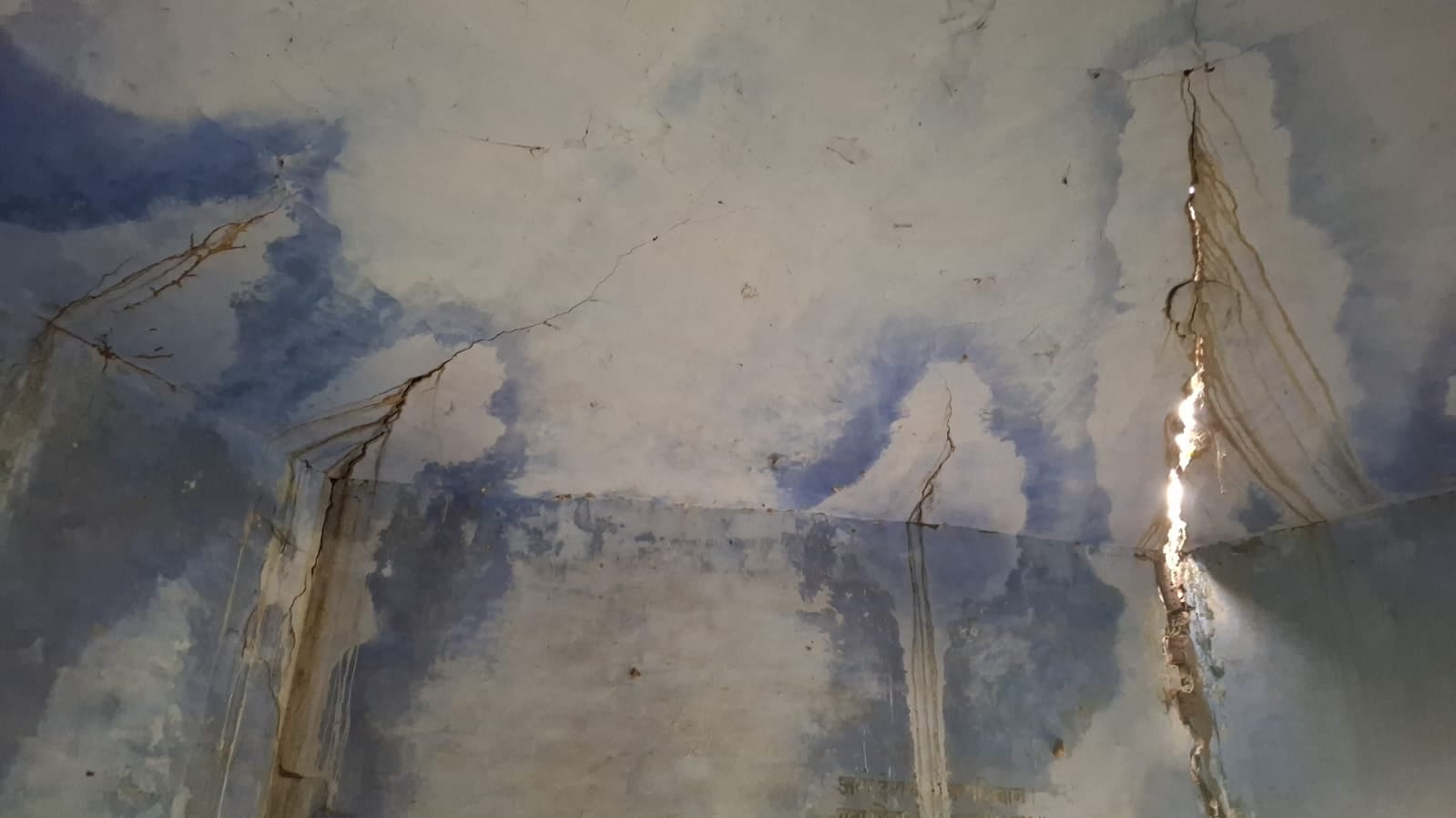शहर के प्राथमिक विद्यालय यूनिवर्सल 3 में बरामदे में छत पर हो रही सीलन। संवाद शहर के प्राथमिक विद्यालय यूनिवर्सल 3 में बरामदे में छत पर हो रही सीलन। संवाद