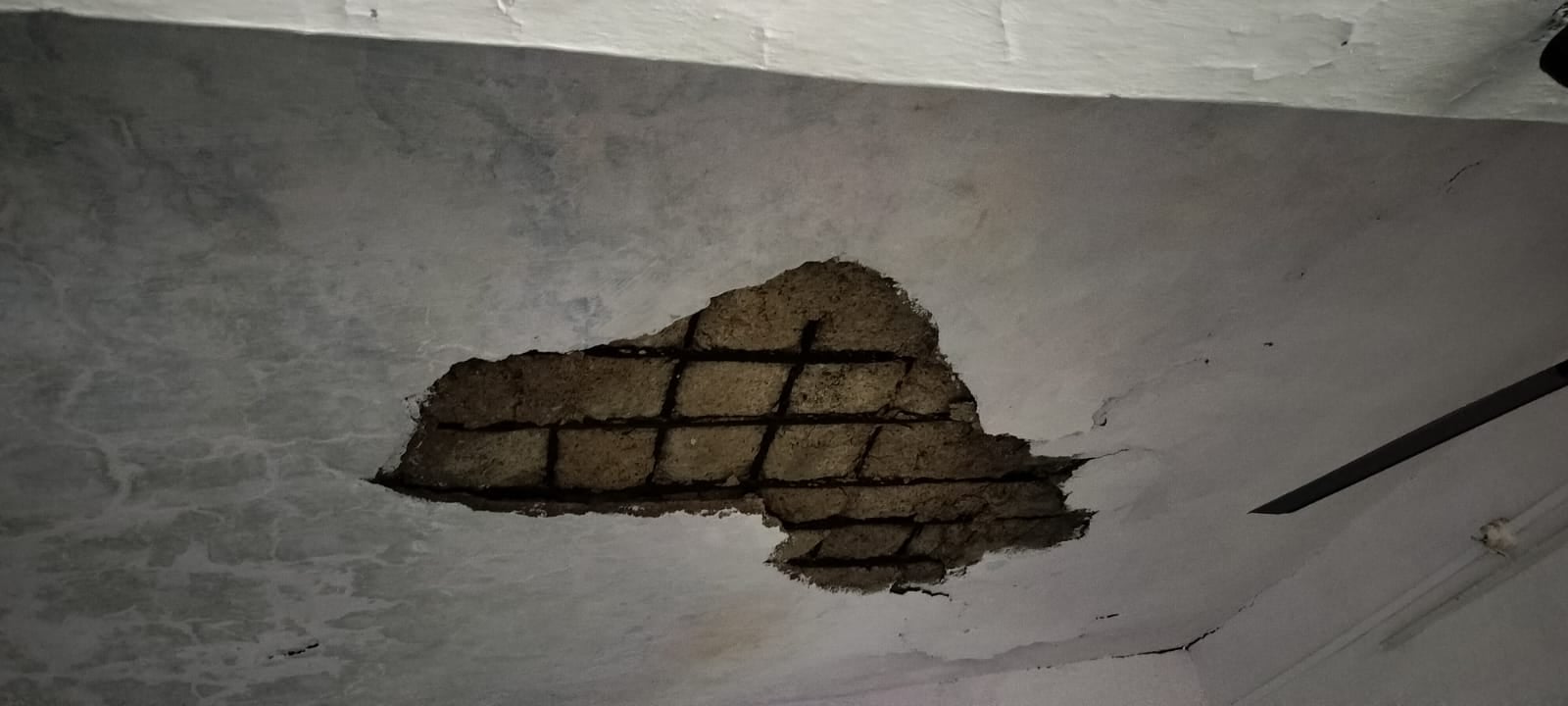 शहर के प्राथमिक विद्यालय यूनिवर्सल 3 में बरामदे में छत पर हो रही सीलन। संवाद शहर के प्राथमिक विद्यालय यूनिवर्सल 3 में बरामदे में छत पर हो रही सीलन। संवाद