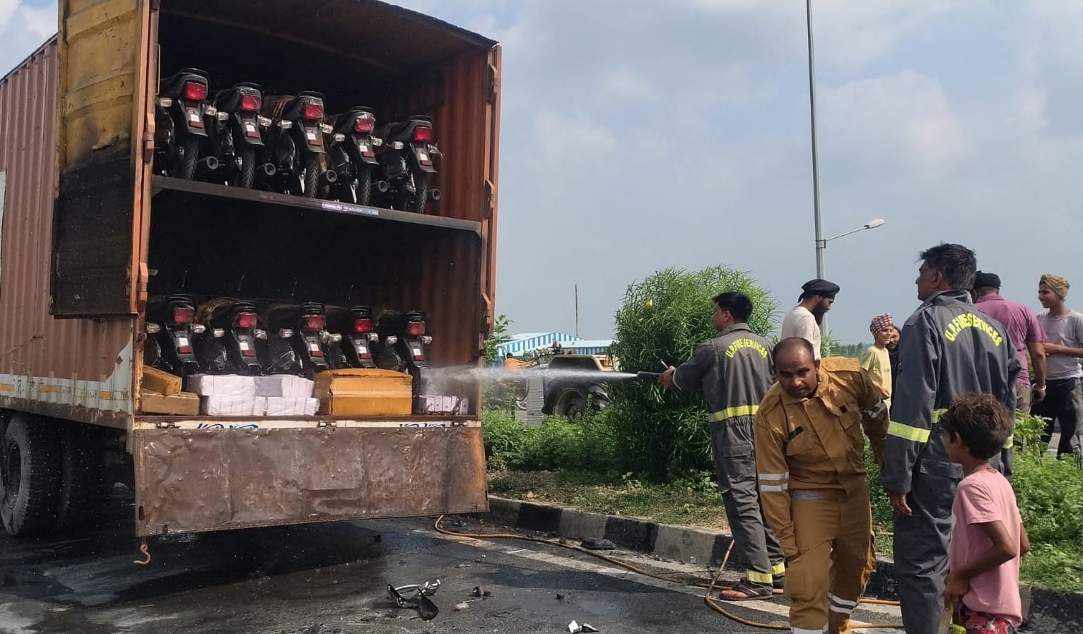 तिलहर में हाईवे पर हुए हादसे में कंटेनर में फंसी बाइक। संवाद तिलहर में हाईवे पर हुए हादसे में कंटेनर में फंसी बाइक। संवाद