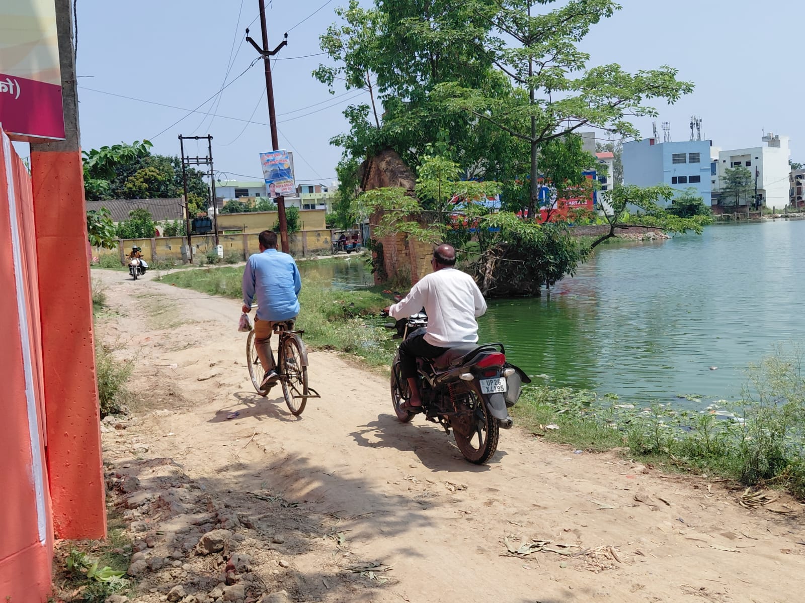 टनकपुर हाइवे पर बना गहरा गड्ढा। संवाद टनकपुर हाइवे पर बना गहरा गड्ढा। संवाद