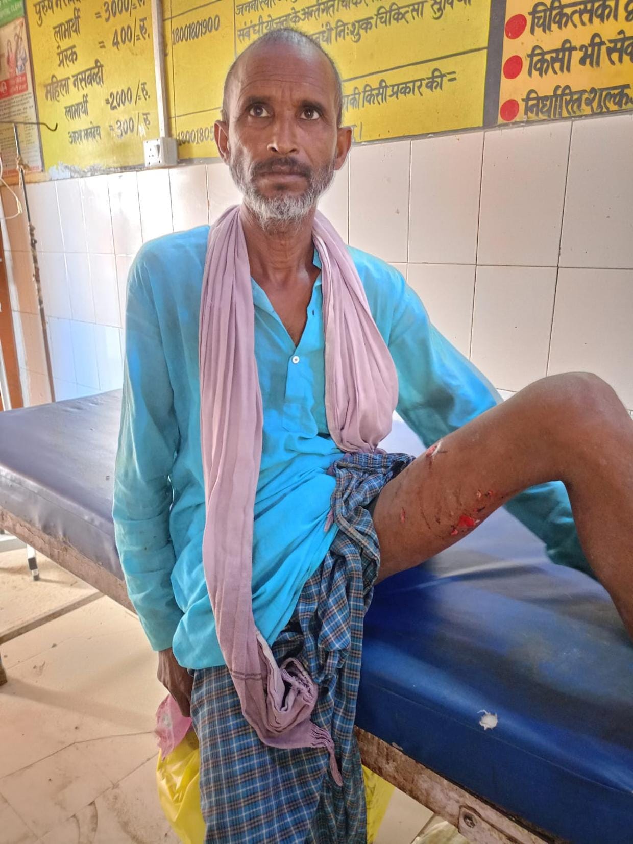 तेंदुए के पगचिह्न व हमले में घायल किसान।