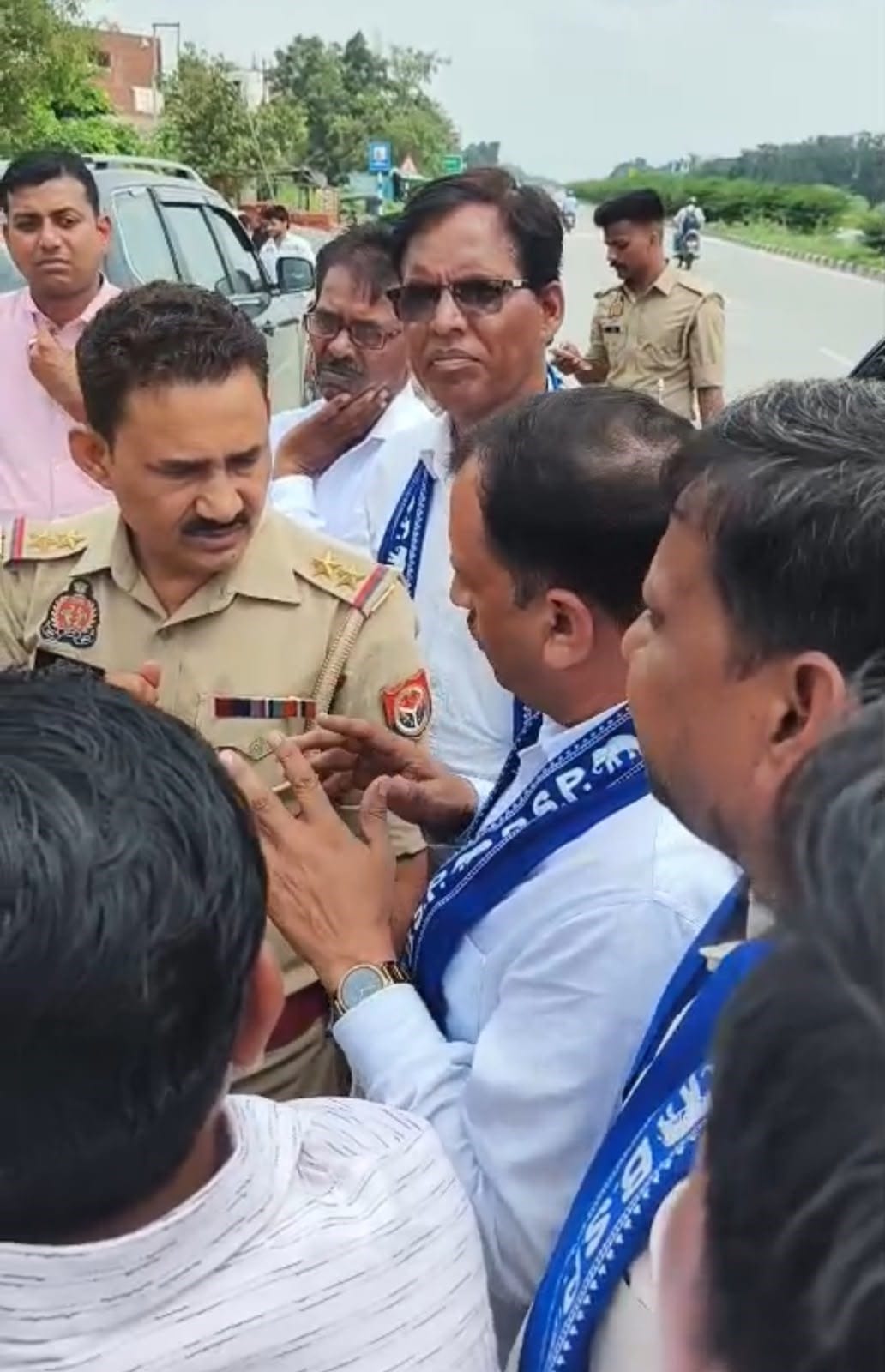 दिल्ली प्रदर्शन में शामिल होने के लिए पहुंचे जिले के कांग्रेस कार्यकर्ता। स्रोत: संगठन दिल्ली प्रदर्शन में शामिल होने के लिए पहुंचे जिले के कांग्रेस कार्यकर्ता। स्रोत: संगठन