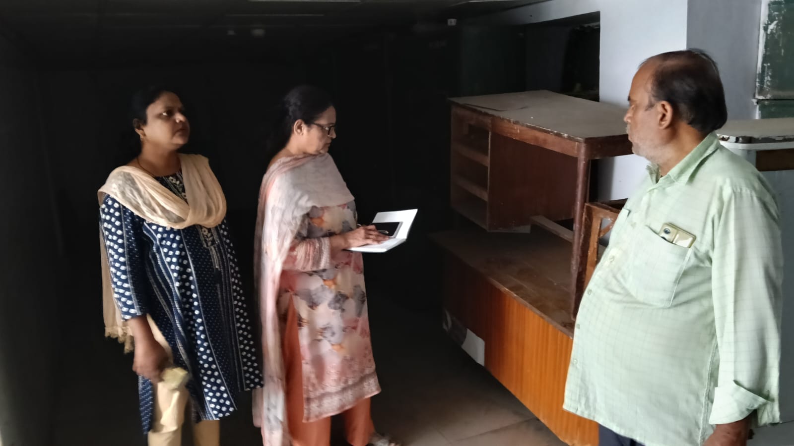 व्यवस्था अधिकारी ताज रिजवी ने देखी कबाड़ की स्थिति।