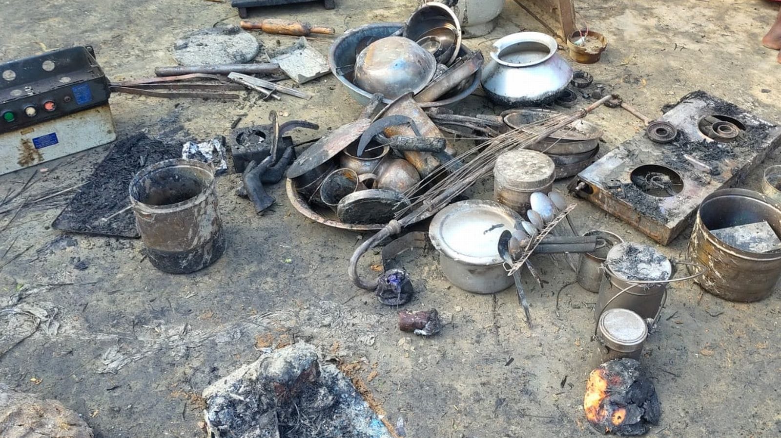आग लगने के बाद जले बर्तन और परिवार के लोग। संवाद आग लगने के बाद जले बर्तन और परिवार के लोग। संवाद