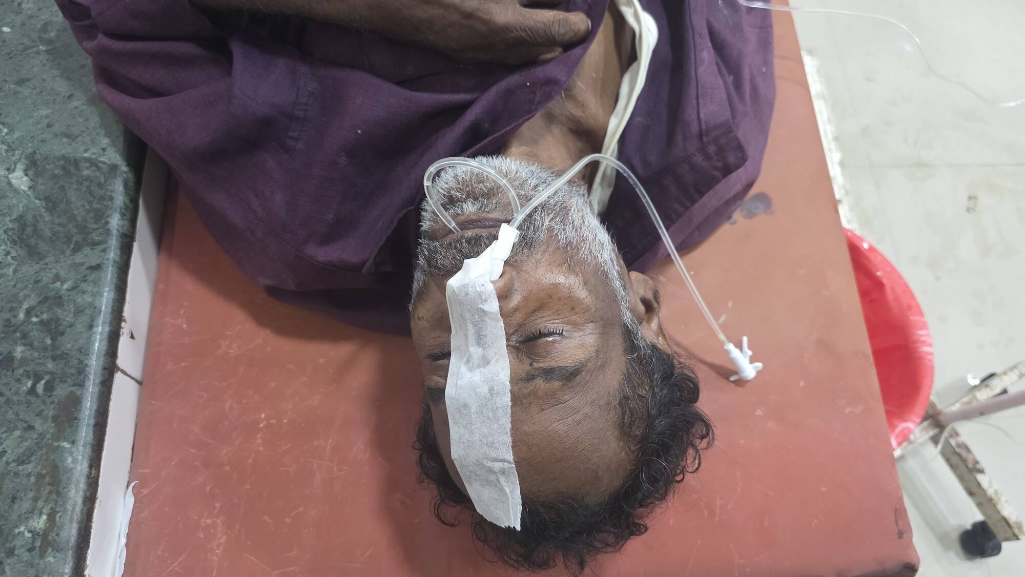 अकबरपुर के रामपुर बनेथू गांव में महिला सीता देवी का शव निकालने के लिए खोदी जा रही कब्र। संवाद अकबरपुर के रामपुर बनेथू गांव में महिला सीता देवी का शव निकालने के लिए खोदी जा रही कब्र। संवाद