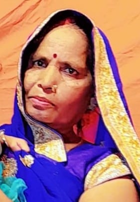 अकबरपुर के रामपुर बनेथू गांव में महिला सीता देवी का शव निकालने के लिए खोदी जा रही कब्र। संवाद अकबरपुर के रामपुर बनेथू गांव में महिला सीता देवी का शव निकालने के लिए खोदी जा रही कब्र। संवाद