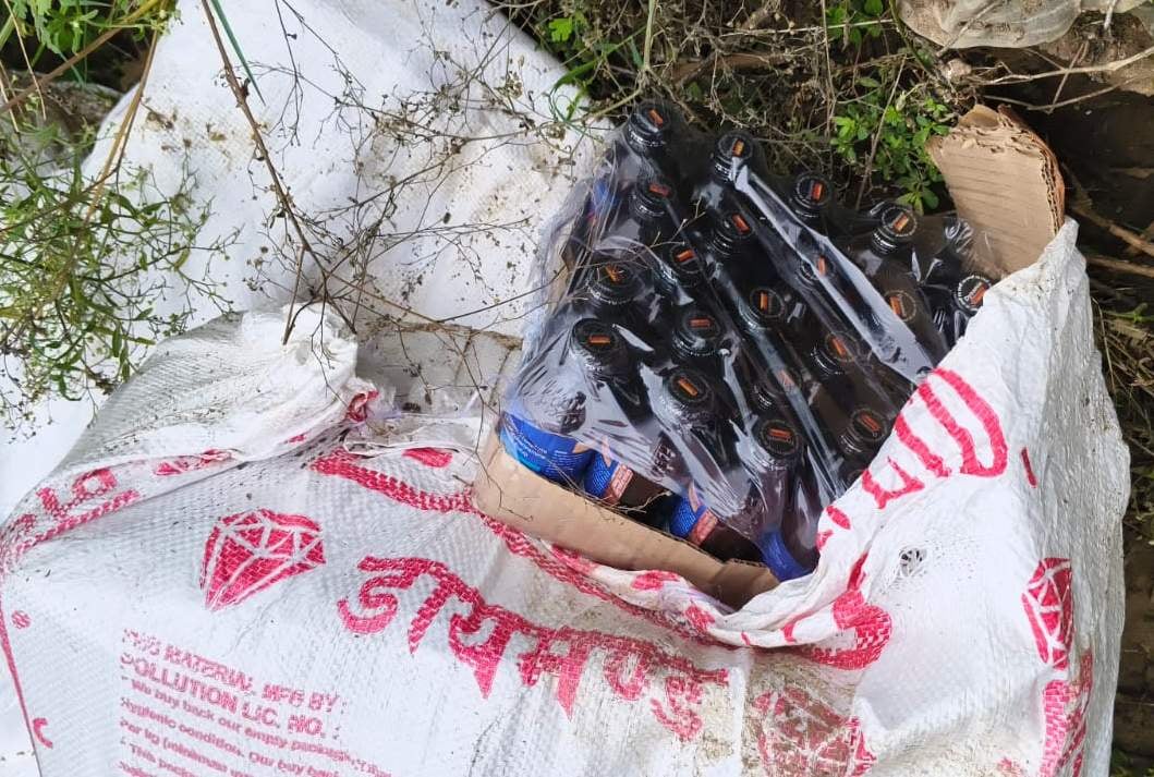 अलीनगर पुलिस द्वारा बरामद कोडिन सीरप। स्रोत:-जागरूक पाठक