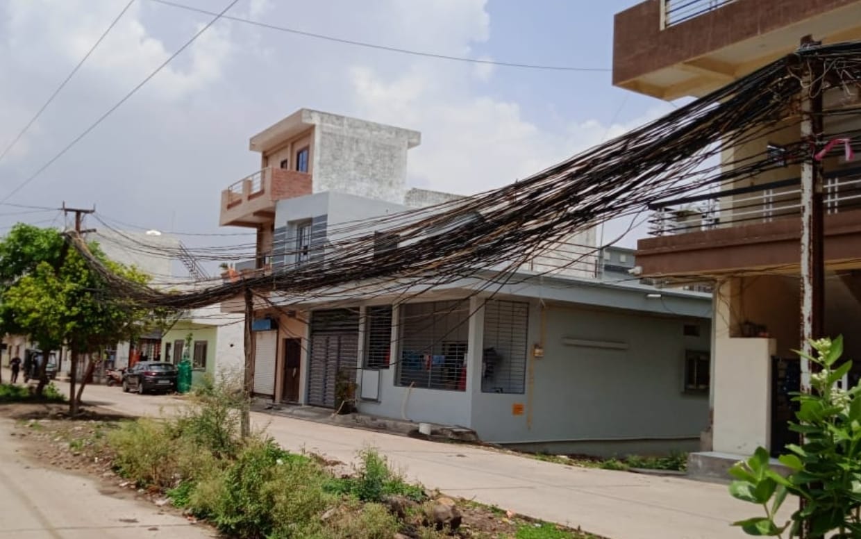 अधिकारियों पर भड़के विधायक। अधिकारियों पर भड़के विधायक।