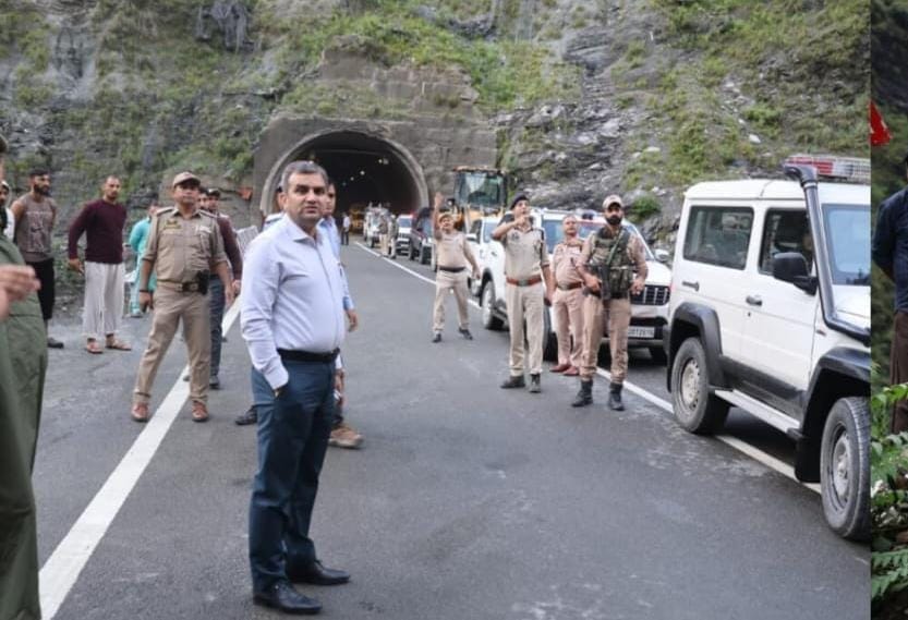 भारी बारिश के बीच डीसी रामबन ने एनएच-44 पर बहाली कार्यों का लिया जायजा, लोगों से सुरक्षा सलाह क भारी बारिश के बीच डीसी रामबन ने एनएच-44 पर बहाली कार्यों का लिया जायजा, लोगों से सुरक्षा सलाह क