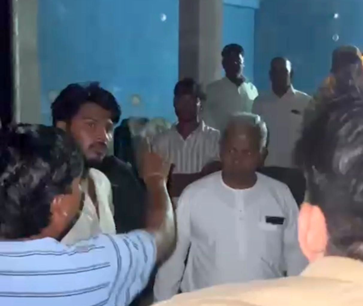 भरसवा गांव में हंगामा करते लोग। भरसवा गांव में हंगामा करते लोग।
