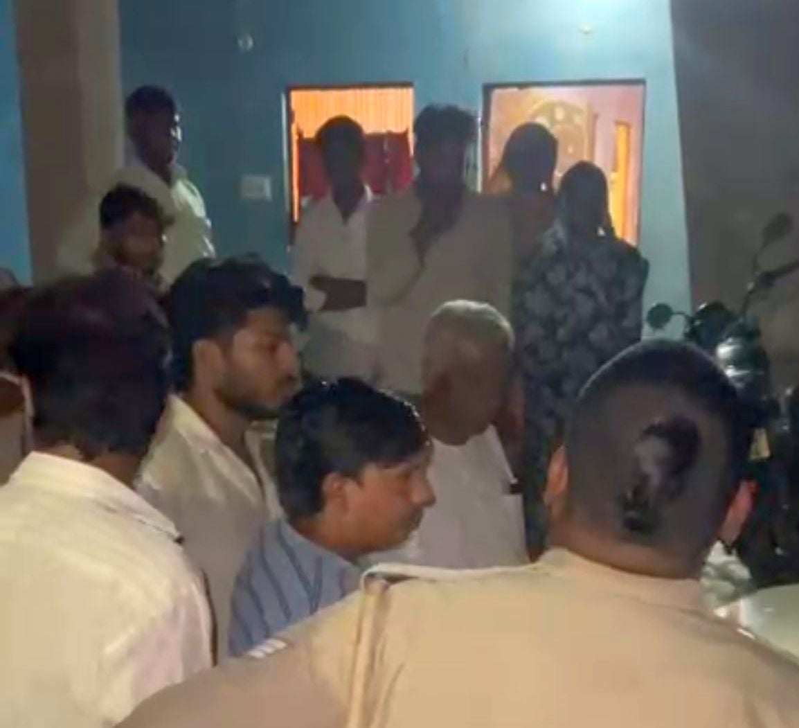 भरसवा गांव में हंगामा करते लोग। भरसवा गांव में हंगामा करते लोग।