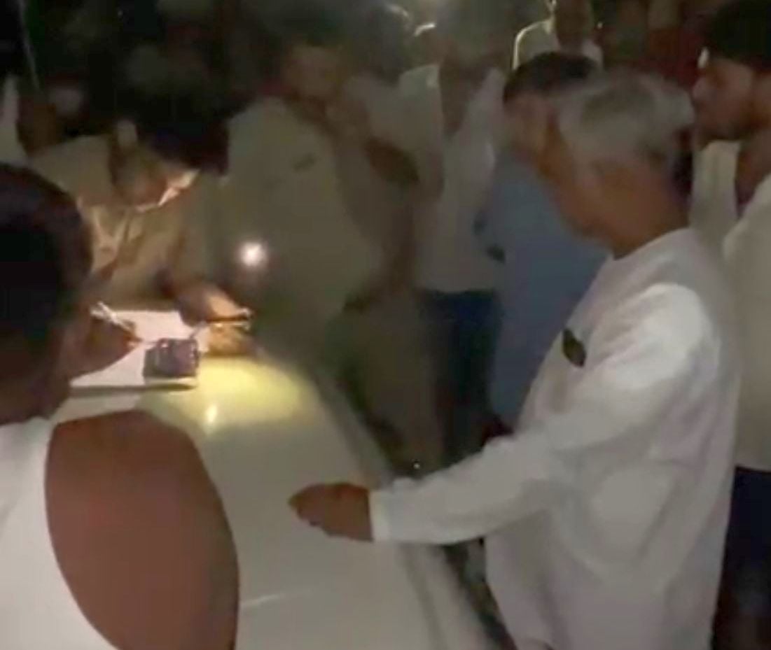 भरसवा गांव में हंगामा करते लोग। भरसवा गांव में हंगामा करते लोग।
