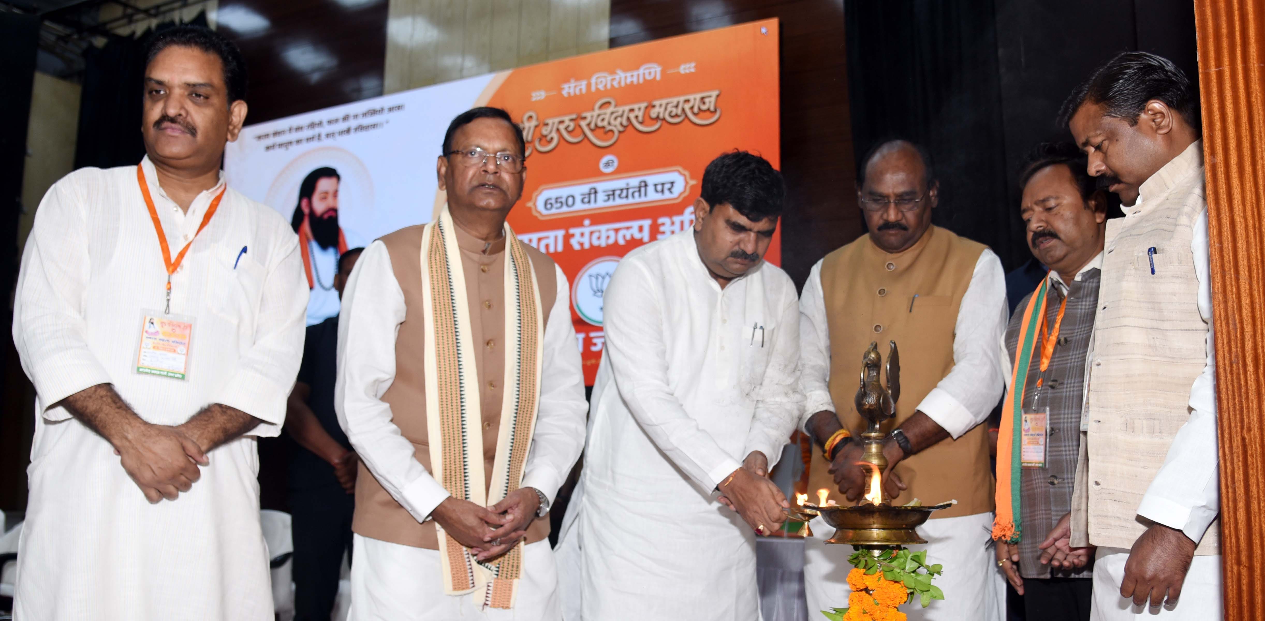 भारतीय मजदूर संघ (बीएमएस), लखनऊ ने बृहस्पतिवार को लखनऊ विश्वविद्यालय के डॉ. राधा कमल मुखर्जी सभ भारतीय मजदूर संघ (बीएमएस), लखनऊ ने बृहस्पतिवार को लखनऊ विश्वविद्यालय के डॉ. राधा कमल मुखर्जी सभ