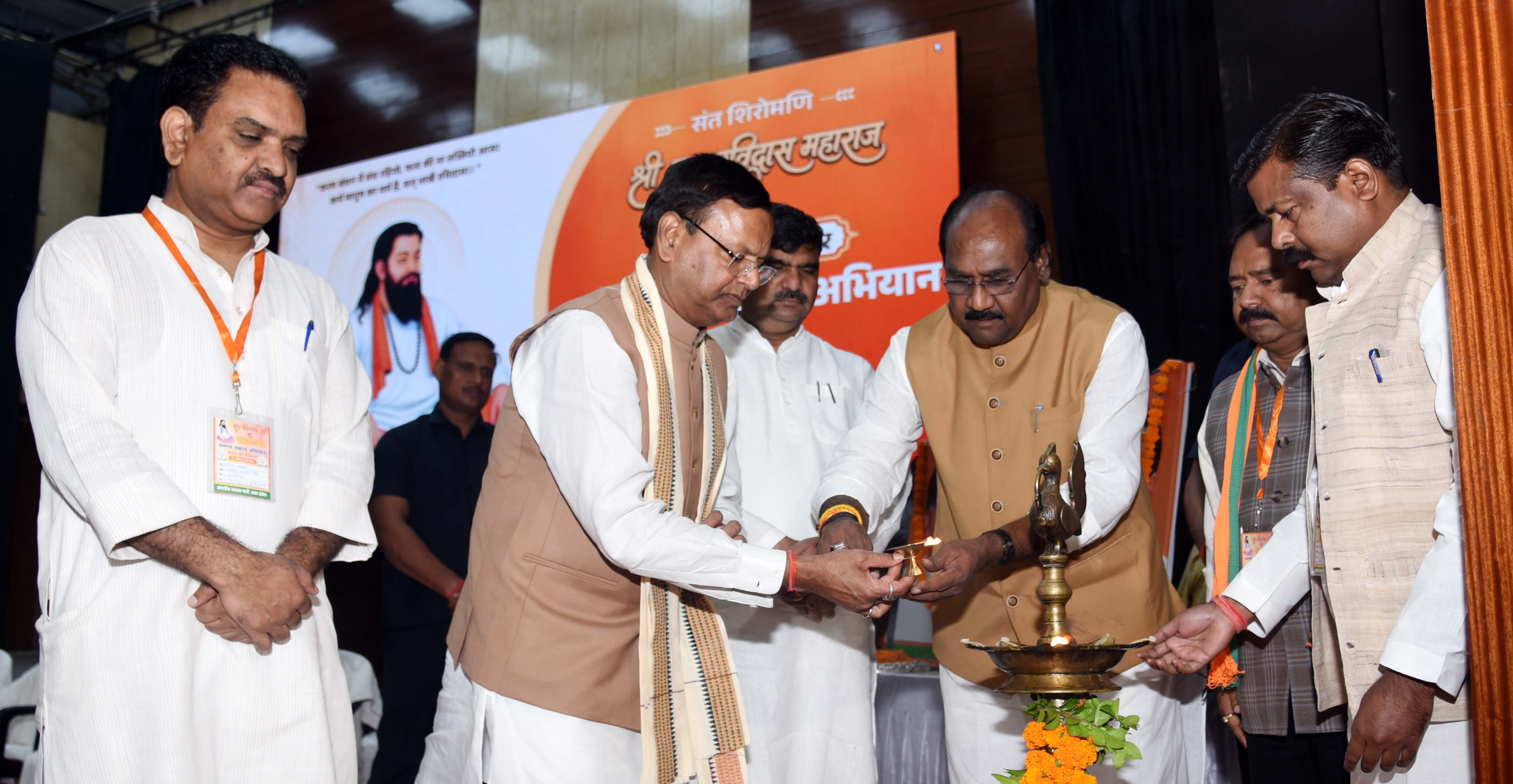 भारतीय मजदूर संघ (बीएमएस), लखनऊ ने बृहस्पतिवार को लखनऊ विश्वविद्यालय के डॉ. राधा कमल मुखर्जी सभ भारतीय मजदूर संघ (बीएमएस), लखनऊ ने बृहस्पतिवार को लखनऊ विश्वविद्यालय के डॉ. राधा कमल मुखर्जी सभ