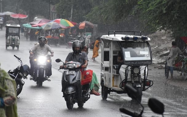 बृहस्पतिवार को राजधानी में बारिश का नजारा। बृहस्पतिवार को राजधानी में बारिश का नजारा।