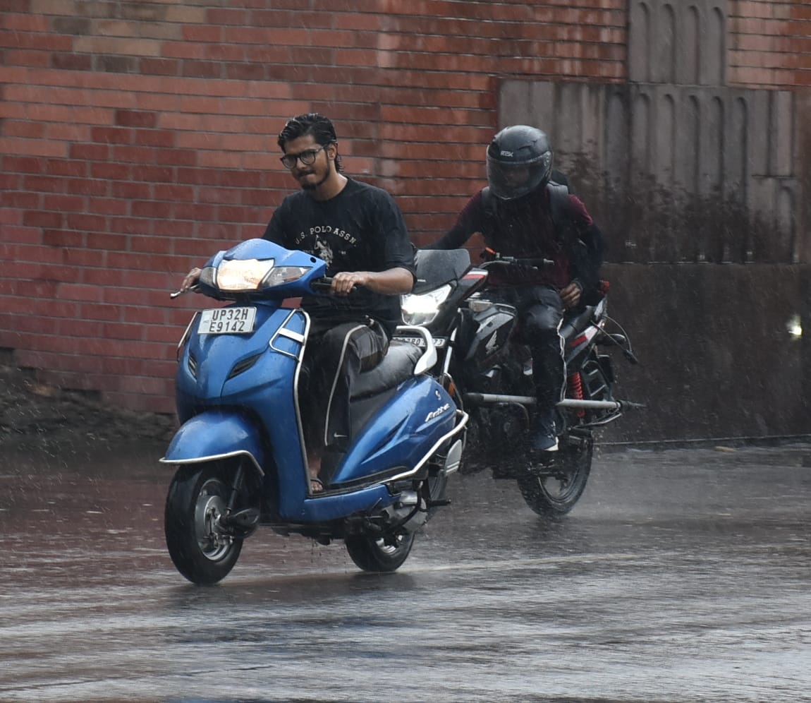 बृहस्पतिवार को राजधानी में बारिश का नजारा। बृहस्पतिवार को राजधानी में बारिश का नजारा।