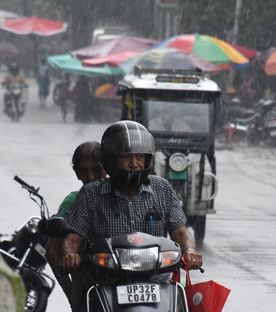 बृहस्पतिवार को राजधानी में बारिश का नजारा। बृहस्पतिवार को राजधानी में बारिश का नजारा।