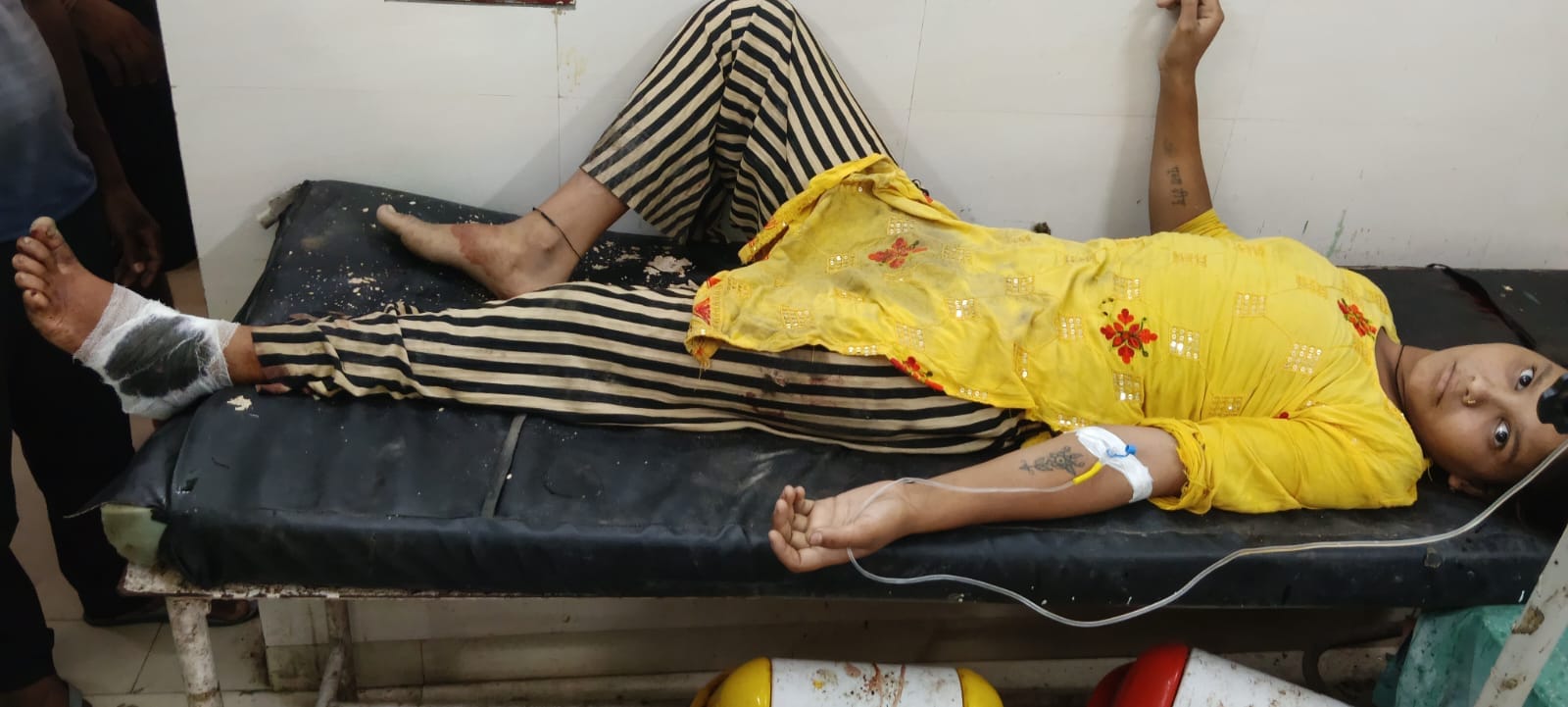 बोलेरो की टक्कर से टूटी हुई दीवार। संवाद