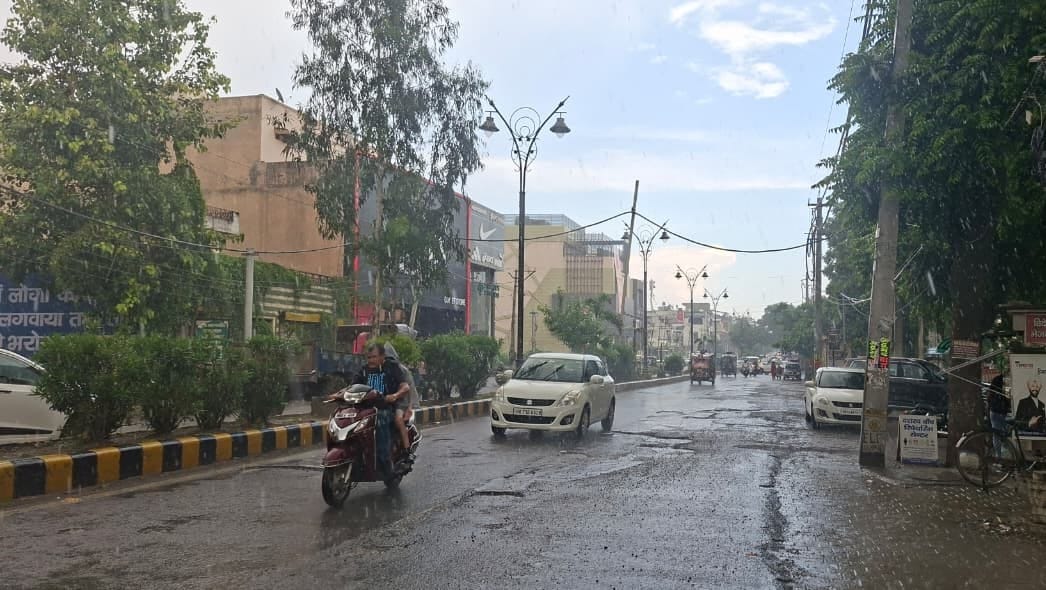 बारिश के दौरान मॉडल टाउन गुजरते बच्चे व महिला। संवाद बारिश के दौरान मॉडल टाउन गुजरते बच्चे व महिला। संवाद