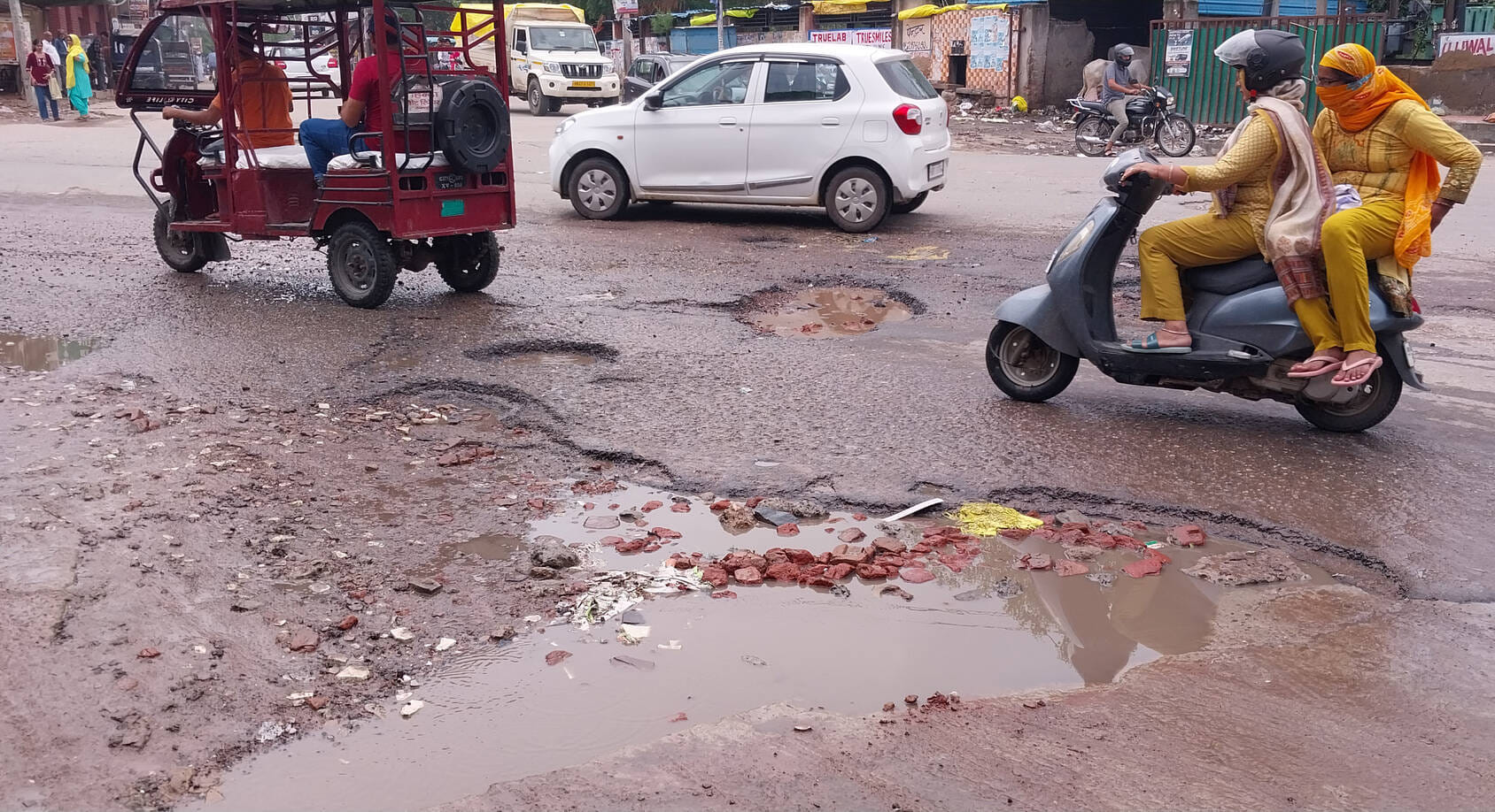 बावल रोड पर बने गड्ढों में भरा बरसात का पानी। संवाद