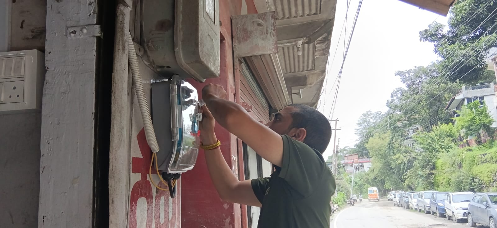 चंबा शहर में स्मार्ट मीटर लगाते कंपनी के कर्मचारी। संवाद।