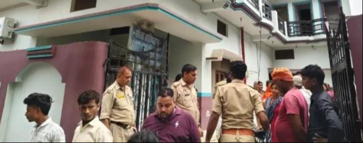 छोटेलाल भार्गव की फाइल फोटो व निजी अस्पताल में हंगामा करते लोगों को समझाती पुलिस। -संवाद छोटेलाल भार्गव की फाइल फोटो व निजी अस्पताल में हंगामा करते लोगों को समझाती पुलिस। -संवाद