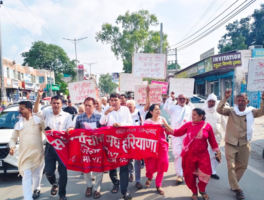छात्रों पर लाठीचार्ज के विरोध में प्रदर्शन करते जिले के कर्मचारी। विज्ञप्ति छात्रों पर लाठीचार्ज के विरोध में प्रदर्शन करते जिले के कर्मचारी। विज्ञप्ति