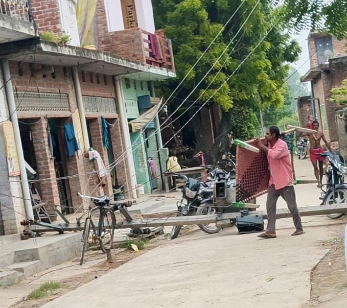 फोटो-10-बलदेवखेड़ा में सड़क पर गिरा पेड़। संवाद फोटो-10-बलदेवखेड़ा में सड़क पर गिरा पेड़। संवाद