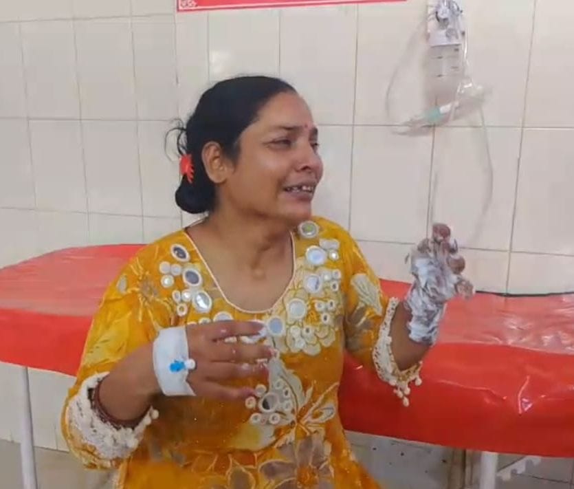 फोटो-13-झुलसे हृदयेश को एंबुलेंस से कानपुर ले जाते परिजन। संवाद फोटो-13-झुलसे हृदयेश को एंबुलेंस से कानपुर ले जाते परिजन। संवाद