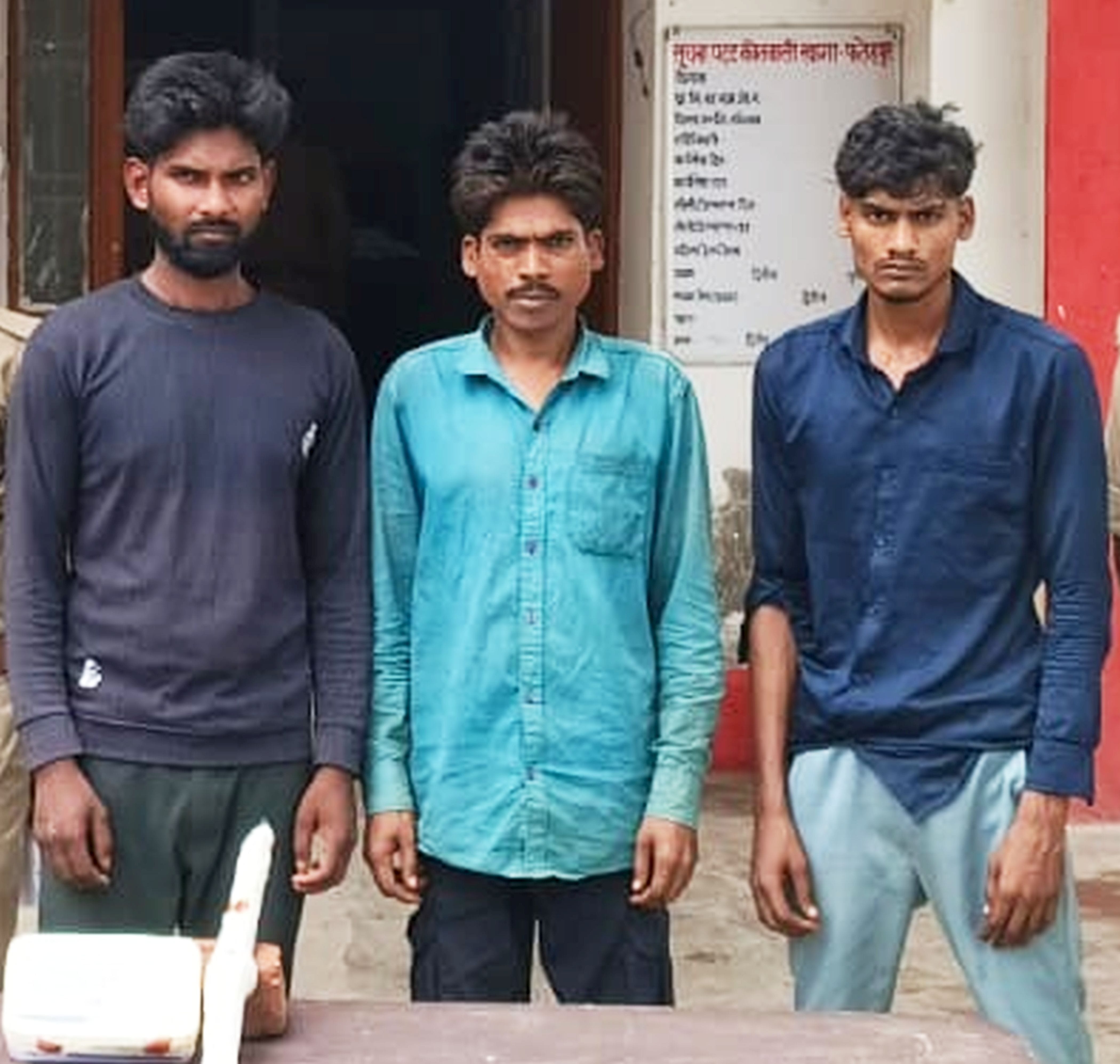 फोटो-21-खागा कोतवाली में पकड़े गए आरोपी। स्रोत: पुलिस फोटो-21-खागा कोतवाली में पकड़े गए आरोपी। स्रोत: पुलिस