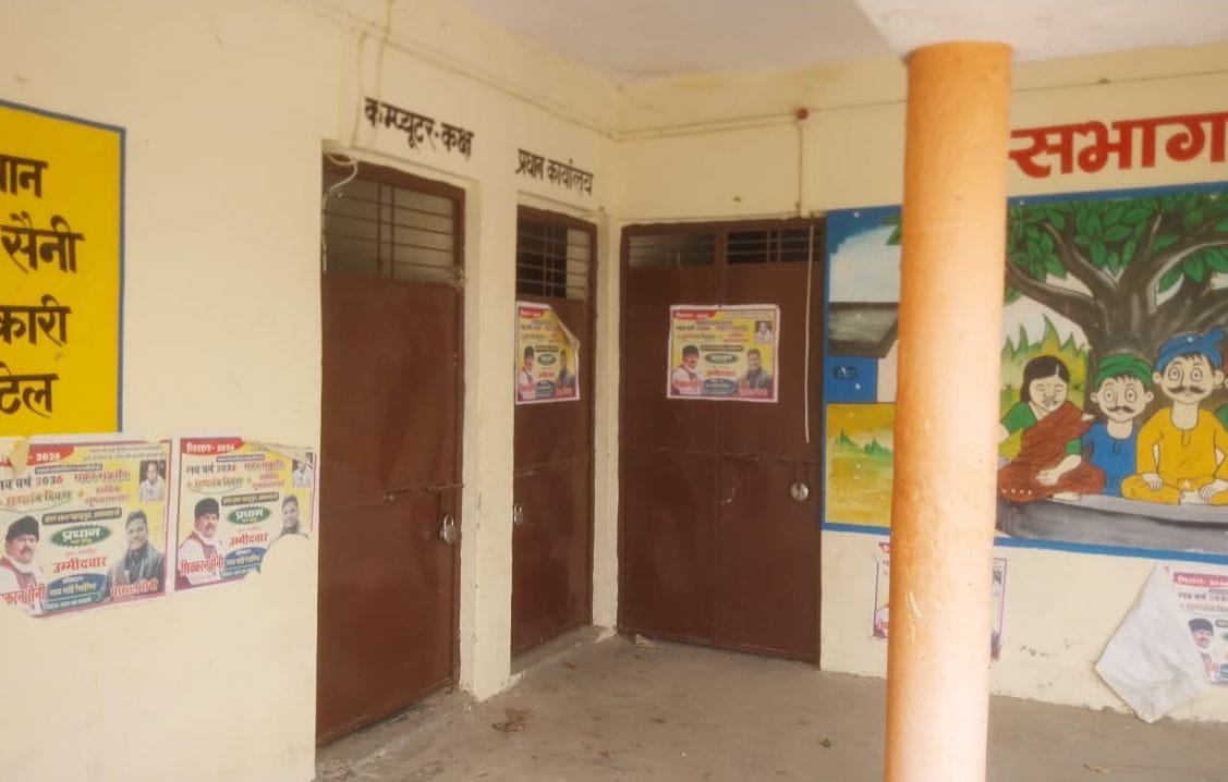 फोटो-25-हसनगंज ब्लाक के निमादपुर पंचायत भवन के मुख्य गेट पर लटकता ताला। संवाद फोटो-25-हसनगंज ब्लाक के निमादपुर पंचायत भवन के मुख्य गेट पर लटकता ताला। संवाद
