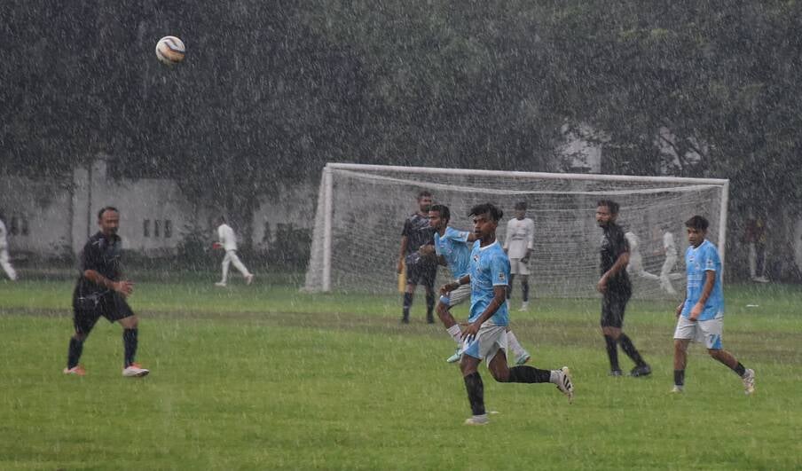 फुटबॉल प्रतियोगिता में खेलते खिलाड़ी। फुटबॉल प्रतियोगिता में खेलते खिलाड़ी।