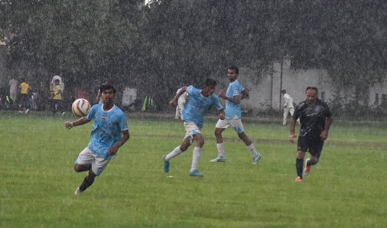 फुटबॉल प्रतियोगिता में खेलते खिलाड़ी। फुटबॉल प्रतियोगिता में खेलते खिलाड़ी।