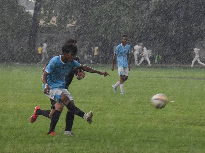 फुटबॉल प्रतियोगिता में खेलते खिलाड़ी। फुटबॉल प्रतियोगिता में खेलते खिलाड़ी।