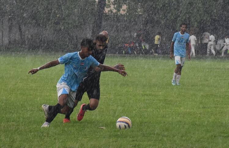 फुटबॉल प्रतियोगिता में खेलते खिलाड़ी। फुटबॉल प्रतियोगिता में खेलते खिलाड़ी।