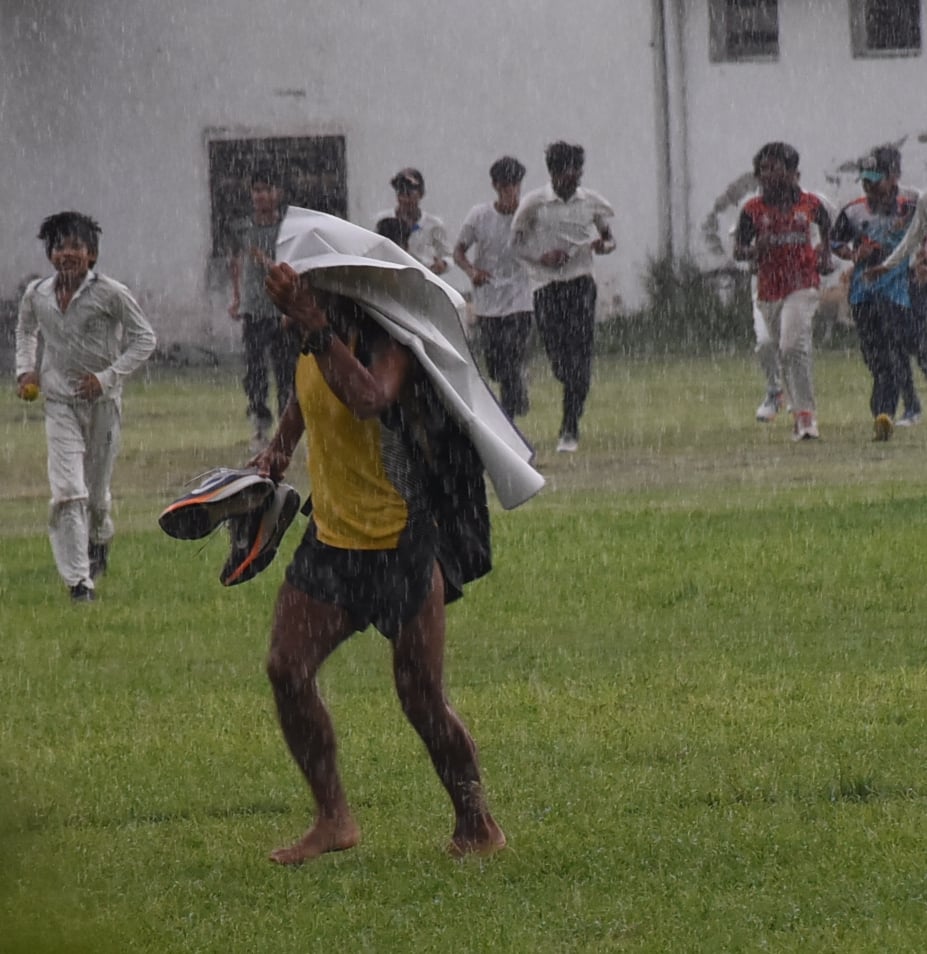 फुटबॉल प्रतियोगिता में खेलते खिलाड़ी। फुटबॉल प्रतियोगिता में खेलते खिलाड़ी।